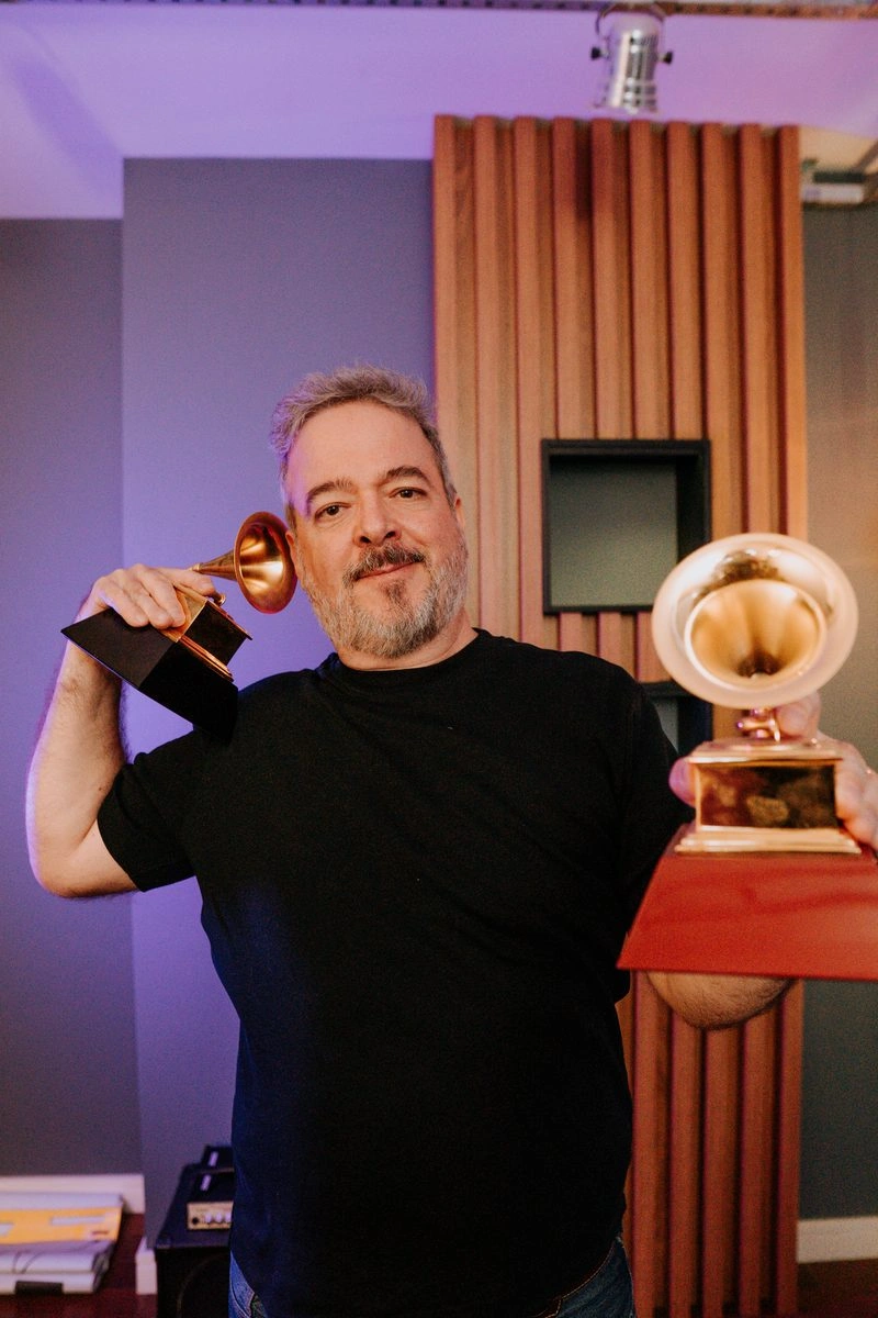 Jacques Figueras segurando dois prêmios Grammy