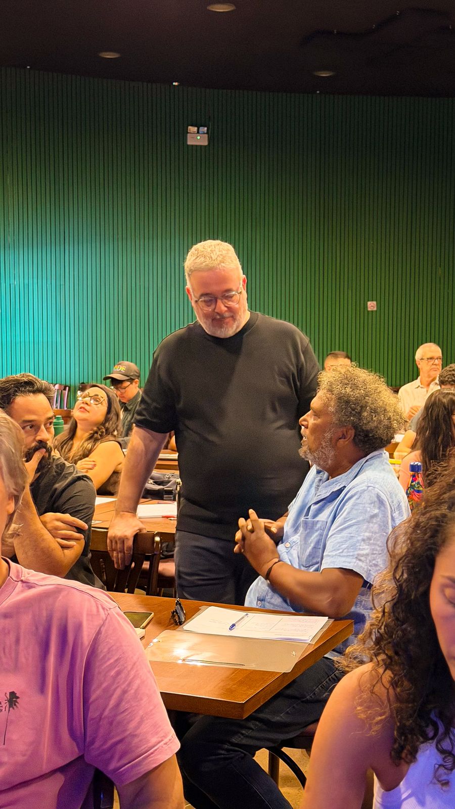 Jacques Figueras atendendo um participante mesa a mesa