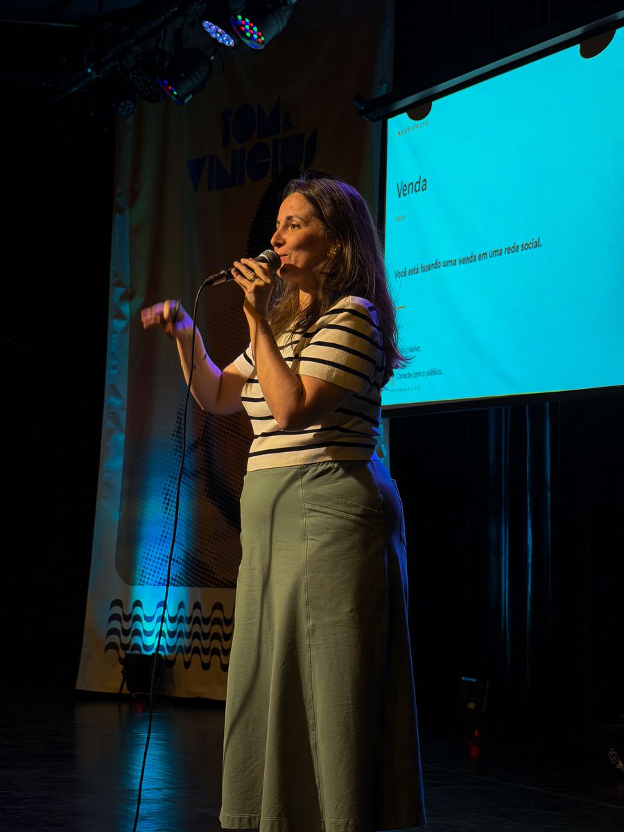 Participante apresentando o seu projeto no palco