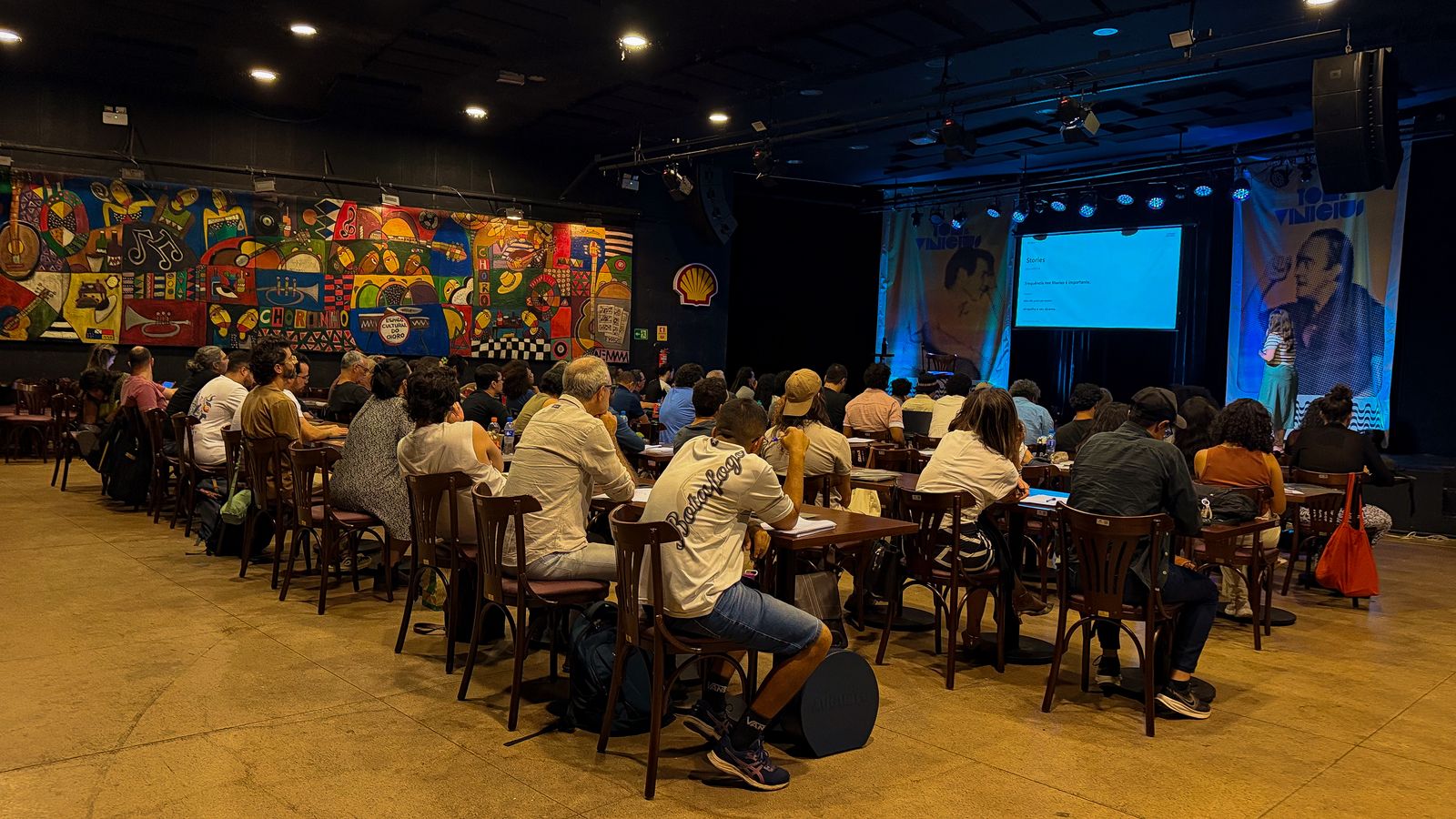 Sala cheia na Oficina B.R.A.V.O. em Brasília
