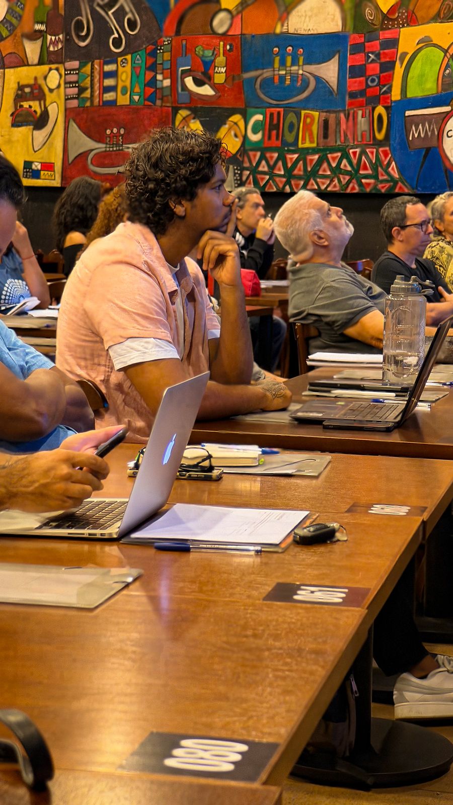 Participantes trabalhando nos próprios projetos durante a Oficina